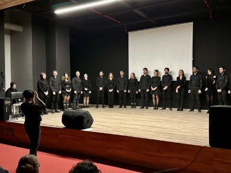 Üniversite öğrencileri sosyal farkındalık yaratmak için işaret dili ile konser verdi